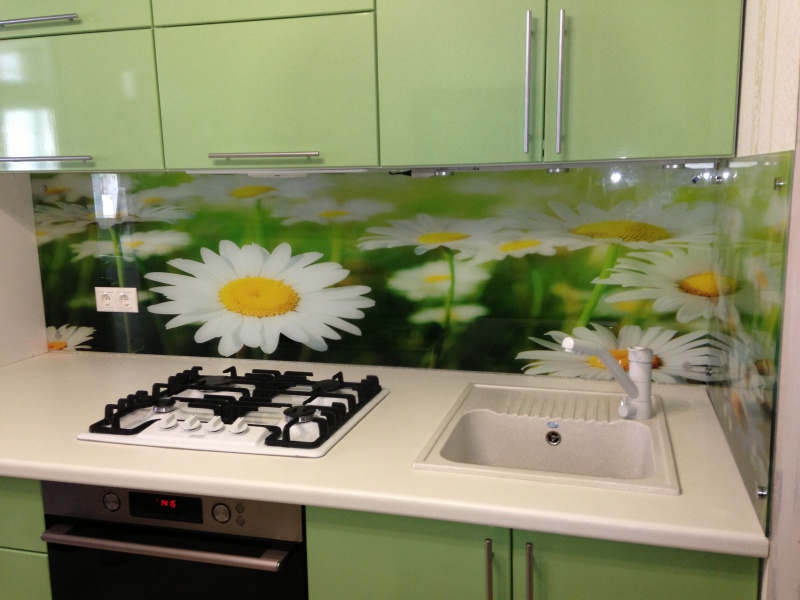 Производство стеклянных фартуков для кухни